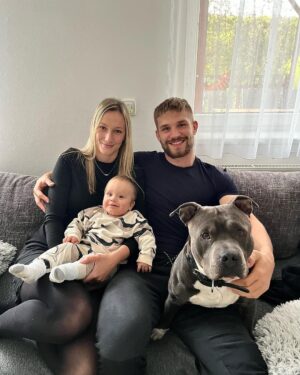 Miloš Petrášek Instagram - Všechno nejlepší Arturko🫶 

Rok 2022 byl jízda:

1. La familia
2.💙🎁
3. O2 aréna
4. Německo
5. Zranění

Vidime se cca za 10 měsíců 🙋🏼‍♂️

#family#son#box#mma#injury