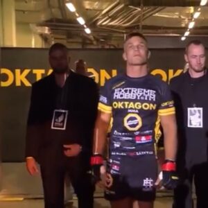 Miloš Petrášek Instagram - Tohle bych přál zažít každému, v šatně nejhorší pocit, ale když vyjdete ven a vidíte 20 000 lidi? 👀
Za žádný peníze na světě si tenhle pocit nekoupíš, to si musíš prožít, na tohle Ti představa nestačí.💯🔥 Byla to jízda👍
#me#man#mma#walk#to#the#cage#focus#feelings#enjoy#enjoythemoment #oktagon