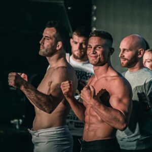 Miloš Petrášek Instagram - I když to v sobotu dopadlo tak, jak to dopadlo, úsměv z tváře mi nezmizí. Díky všem za zprávy, které jsem dostal. Je to obrovská podpora od každého z Vás. Díky moc🎩🙏🏼 Photo by: @czechfighters 
@goldfingers_prague 
@mmrealityholding 
@oksazky 
@parkaficko 
@otwicetwz 
@syntech.cz 
#me#man#mma#smile