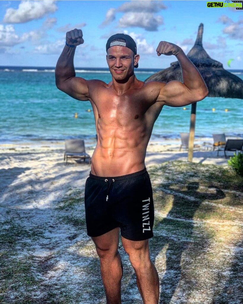 Miloš Petrášek Instagram - 🏝🤷🏼‍♂️😃 @reindersmma @parkaficko @goldfingers_prague @mmrealityholding @twinzzcz @syntech.cz #me#man#beach#beachbody#sun#ocean#palms#sand#boy#gym#fitness#abs#biceps#chill#wedding#supersterone Maritim Crystals Beach Hotel Mauritius