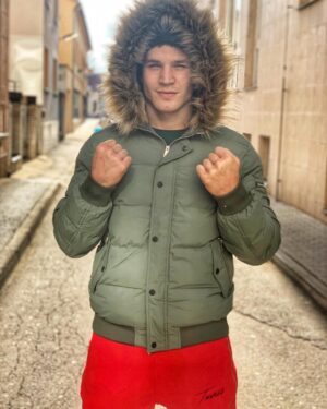 Miloš Petrášek Instagram - Příští týden odjezd do 🇸🇪 na kemp s parťákama z @reindersmma 🙏🏼🔥
Tahle špičková bunda od @twinzzsk se mi tam bude hodit..🥶😅 thank you @p30tko 🙏🏼💯 #me#man#instagood#photooftheday#fashion#picoftheday#style#instalike#photo#mma#box#wrestling#jacket#coat#winter#twinzz#twinzzcorp#go#hard#sweden#allstar