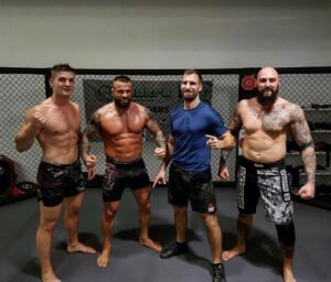 Miloš Petrášek Instagram - 🔥Sparring time💯 
Až se narodim znovu, tak chci být v únoru opálenej jak Karlíto...🤪😃 Thx my sponsor;
@parkaficko  @extremehobbyshop.cz 
@mmrealityholding 
@goldfingers_prague 
@twinzzsk 
@syntech.cz 
@ink_packo 
#me#man#melon#boy#sparring#mma#wrestling#bjj#guy#strong#people#prepare#my#fight#gym#workout#abs#training#pride#and#glory