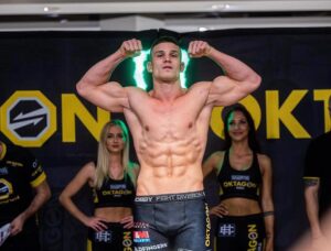 Miloš Petrášek Instagram - Zítra zápas. 
Udělal jsem maximum pro zítřejší zápas, nemám žádné výčitky svědomí. 
Soupeř přijel z Ameriky už v pondělí, aby neměl “Jet lag” a byl tedy fresh do zápasu.
Nechtěl, abych měl v zápase jakoukoliv výhodu a to mi bylo sympatické, protože zápas pro mě v tu chvíli 
nebral na lehkou váhu. 
Co už mi bylo méně sympatické bylo, když si stoupl na váhu a měl o 3kg vic a to jsem ještě videl fotky, ze si dával palec k tyči u váhy, takže buh ví kolik vlastně váží. I kdyby to bylo 500g, tak by mě to překvapilo, ale 3kg? Co to jako má být? Prijedes do cizi země zapasit a nemáš vahu? Sorry man, nevim jak to chodí v UFC, ale tohle je totální úlet, nezodpovědnost a neprofesionální chování, které bych možná čekal na amatérské lize a ne od veterána UFC. 
Zápas neberu kvůli prachům, které Vám jdou ze soupeřovy výplaty, ale protože jsem makal a i přes tvy 3kg ti dam zítra nálož.
#me#man#go#work#no#stress#fight#warrior#weightloss#oktagon#mma#win#or#die