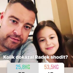 Miloš Petrášek Instagram - Před cca 1,5 rokem za mnou přišel kamarád, který trpěl obezitou. Na svých 192cm měl 156,5kg. ⛔️
Na začátek se přiznám, že nedávám soukromé tréninky, neprodávám kouzelné pilulky a ani nedělám zázračné jídelníčky. 💵
Tady to byla, nebojím se dneska říct, otázka života a smrti, kdy jsem věděl, že kamarádovi dokážu pomoct, ale tím, že jsem ho znal mi také bylo jasné, že s nim budu muset zacházet v “rukavičkách”, protože jsem nechtěl, aby to po týdnu vzdal. 
Co to znamená?
Už mám za sebou spoustu principu hubnutí, které jsem za ty roky vyzkoušel sám na sobě, ale můžete dát striktní dietu člověku, který žádnou stravu nikdy nedržel a disciplína je pro něj v tomhle odvětví kvantová fyzika?
Samozřejmě ze to jde, ale jaké % lidi to vydrží, než to stačí vzdát? 
Je jasné, že strava je o vůli, ale tu se člověk musí nejdříve naučit a to není ze dne na den. 
V tomhle případě by to byl stejný princip jako hodit člověka, co neumí plavat do bazénu a nechat ho se utopit. 
Nedal jsem Radkovi striktní dietní plán, jen jsem mu dal pár základních stravovacích principu, které by měl přes den dodržovat s tím, ze když bude mít nutkání, ať si dá to na co bude mít chuť. 
Ať si klidně o víkendu dá to pivo, který miluje, když bude od pondělí do pátku ráno od 8:00 na značkách. 
Radek dokázal za rok shodit 53,5kg kdy se ze 156,5kg dostal na 103. 
Na téhle váze už je nějakou dobu, aby si tělo na tuhle váhu zvykalo postupně a my mohli pokračovat bez tzv. Jojo efektu.
Teď už má disciplínu držet stravu, teď už má vůli si odepřít, protože se to za 1) naučil za tu dobu a za 2) když sám na sobě vidí ty výsledky, tak má motivaci. 
Nechci tímhle příspěvkem nikoho moralizovat, jen ukázat lidem, kteří jsou třeba v podobné situaci, že striktní řešení někdy není na místě a že zázračné výrobky neexistují a je zbytečné za to utrácet peníze. Někdy člověk potřebuje čas, aby se naučil držet stravu, aby se naučil dodržovat trenink.
Lepší jít za výsledkem delší dobu, než to vzdát.🖖
#man#fat#lost#lostweight#weightlosstransformation#weightloss#weightlossinspiration#better#live#start