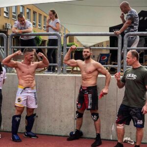 Miloš Petrášek Instagram - Dnešní trénink převážně s šampionem Rizinu @jirkaprochazka pod vedením hlavního trenéra @sasa_dro z @atteurope 🙏🏼 díky @petrpinoondrus a @university_of_real_fighters za to, že dokázali přivézt někoho, kdo nás zase naučí další detaily našeho krásného sportu🙂🙏🏼 z fotek je i vidět, že nám s Denisou na formě toho druhého vážně záleží 👀😅😂 nakonec tréninku (poslední fotka) si vychutnaváme bráchu 🍉 a Číňan @poborskyj nám ho závidí😂😂 @syntech.cz 
@parkaficko 
@mmrealityholding 
@goldfingers_prague 
@ink_packo 
#mma#camp#rizin#champion#man#czechboys#goodvibes#muscle#abs#biceps#strikingcoach#love#this#moment#after#job