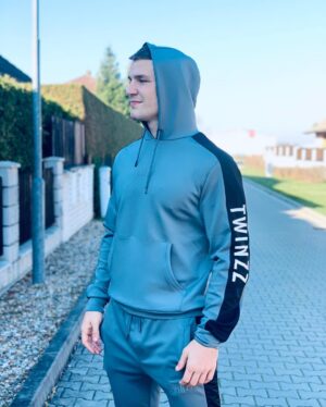Miloš Petrášek Instagram - Příští týden odjezd do 🇸🇪 na kemp s parťákama z @reindersmma 🙏🏼🔥
Tahle špičková bunda od @twinzzsk se mi tam bude hodit..🥶😅 thank you @p30tko 🙏🏼💯 #me#man#instagood#photooftheday#fashion#picoftheday#style#instalike#photo#mma#box#wrestling#jacket#coat#winter#twinzz#twinzzcorp#go#hard#sweden#allstar
