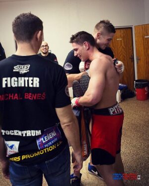 Miloš Petrášek Instagram - Dnes je #fightday můj starší brácha Ondra @ony_petrasek má zápas💪🏼 Přípravou jsem prošel s ním a až večer bude vstupovat do oktagonu, budu mít klidné svědomí, i když budu  nervóznější, než když tam stojím sám. Držte bráchovi palce🙏🏼🙂 a ať už vyhrajeme, nebo se poučíme, každopádně si to kurv* užijeme, protože jsme pro to udělali maximum!brothers have job today💪🏼 #Petrasekbrothers

@reindersmma 
@parkaficko 
@goldfingers_prague 
@mmrealityholding 
@syntech.cz 
@extremehobbyshop.cz 
@ink_packo 
#me#man#my#brother#brothers#mma#warrior#fightday#octagon#win#or#learn#today#have#job#children#are#guy