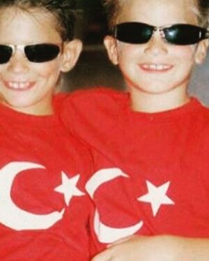 Miloš Petrášek Instagram - Dnes je #fightday můj starší brácha Ondra @ony_petrasek má zápas💪🏼 Přípravou jsem prošel s ním a až večer bude vstupovat do oktagonu, budu mít klidné svědomí, i když budu  nervóznější, než když tam stojím sám. Držte bráchovi palce🙏🏼🙂 a ať už vyhrajeme, nebo se poučíme, každopádně si to kurv* užijeme, protože jsme pro to udělali maximum!brothers have job today💪🏼 #Petrasekbrothers

@reindersmma 
@parkaficko 
@goldfingers_prague 
@mmrealityholding 
@syntech.cz 
@extremehobbyshop.cz 
@ink_packo 
#me#man#my#brother#brothers#mma#warrior#fightday#octagon#win#or#learn#today#have#job#children#are#guy