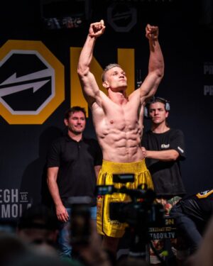 Miloš Petrášek Instagram - Díky Vám všem, co jste dorazili na váhu za krásnou atmosféru🙏🏼🫡
Dneska úplně na pohodu, všechno si to s Pirátem vysvětlíme zítra v ringu. ⚡️💡

Těším se na to, držte palce, vidíme se na bojišti👊🏻