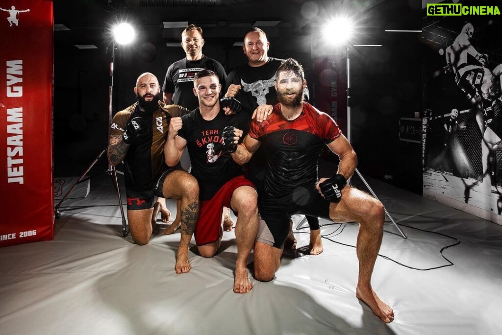 Miloš Petrášek Instagram - Pomoct Jirkovi a jeho teamu v přípravě na zápas ve kterém bude bojovat o titul v UFC, je pro nás s Michalem opravdu čest. BJP⚡️ Titul půjde domu!🇨🇿