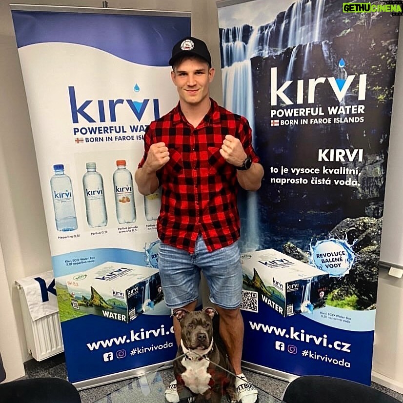 Miloš Petrášek Instagram - Z téhle spolupráce s prémiovou vodou @kirvivoda mám opravdu velkou radost.💯 Upřímně jsem doufal, že taková spolupráce s takhle kvalitním produktem, kterému věřím, dříve či později přijde.🙏🏼 Celý rok se snažím stravovat více méně zdravě, voda tvoří z 60-70% lidské tělo, pitný režim v tohle ohledu beru jako další dílek do skládačky, jak se zlepšit. 🦾 Nikoho nenutím, ale pokud by jsi chtěl/la vyzkoušet @kirvivoda , tak při použití kódu MELOUN10 máš 10% slevu🍀 #me#man#mma#fighter#kirv#water#best#product#americanbully#still Czech Republic