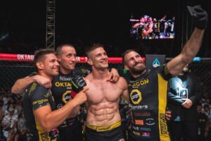 Miloš Petrášek Instagram - Můj team❤️
@andre.reinders - Bez trenéra jako je André bych v mma už pravděpodobně nepokračoval, lepšího trenéra jsem si nemohl přát, jak po trenérské, tak hlavně po lidské stránce. 🙏🏼
@michal_zub_novotny - Spolu to táhneme nejdéle, nejlepší podpora, trenér a jeden z mých největších přátel. 💙
@ony_petrasek - Děkuju brácha, bez tebe si tu cestu životem nedokážu ani představit. 🤜🤛

A samozřejmě díky všem sparringům z naší tělocvičny @reindersmma 🦾  a klukům, které jsem měl u sebe před zápasem @michal_blackbeard_martinek a @miki.kuba. 
Kluci, nezapomenu Vám to, jak jste mě nastavili a znovu jsme to spolu nastartovali ❤️🤜🤛

-ještě bude speciální poděkování pro lidi, kteří mě v tom finančně nenechali, ale to si zaslouží svůj příspěvek. 

#me#man#mma#fighter#team#best#goodvibes