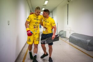Miloš Petrášek Instagram - “Já zápasy nerozhoduju”

Mne je jedno, že to někdo posoudil jako remízu, já sám pro sebe prohrál ať průběhem, nebo výsledkem. 

I přes to, bylo to fantastický, užil jsem si to maximálně a ničeho nelituju. 
Nikdy nepřestanu, ať řeknete, nebo napíšete cokoliv. 😛

Díky sponzorům za podporu, díky #teammeloun, svému týmu a hlavně svojí rodině❤️ 
Vy jste pro mě ta největší motivace. 

@ivarcs1992 
@parkaficko 
@bendersczech 
Formica-CZ 
@boudaujamesona 
@nejlevnejsistavebninyeu 
@reindersmma 
@prazskyrohovnik
@kirvivoda 
@canamanaa