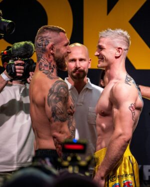 Miloš Petrášek Instagram - Díky Vám všem, co jste dorazili na váhu za krásnou atmosféru🙏🏼🫡
Dneska úplně na pohodu, všechno si to s Pirátem vysvětlíme zítra v ringu. ⚡️💡

Těším se na to, držte palce, vidíme se na bojišti👊🏻