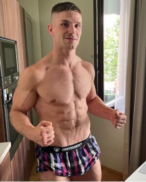 Miloš Petrášek Instagram - S paní moji jsme si vzali týdenní dovču, otočili se do Říma🇮🇹, kde se nám líbilo, ale Benátky to za nás nepřekoná❤️‍🔥🇮🇹 
Navíc se nám už na letišti stýskalo po Hagridovi, takže dovolená bez psa už pro nás nemá smysl🐶🤷🏼‍♂️😄
V přípravě je člověk občas jak zombie. Když skončí všechna ta práce a může trávit více času s rodinou, tak je to vůbec to nejlepší období.🙏🏼

Po zápase jsem chodil denně bez par dnů běhat 8-10km, abych si udržel fyzičku. Věděl jsem, že by mi mohli brzo nabídnout zapas. ⚔️Už před tím posledním jsem si hrál s myšlenkou, že pokud by se mi podařilo vyhrát bez zranění, tak bych chtěl zápasit co nejdříve.

Jsme před domluvením fightu, který pro mě bude výzvou a zároveň obrovskou motivací. Nebojím se nikoho, nikdy jsem se nebál a Těším se na to, co přijde.🦾🍉🥋

“Pokud se bojíte selhání, nezasloužíte si být úspěšní.“ Charles Barkley

 
 

#me#man#mylife#mylife ve#wife#italy#oktagon#warrior#way#next#fight#soon