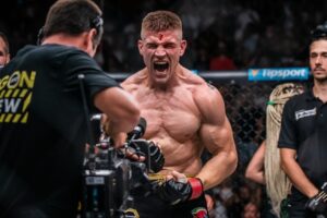 Miloš Petrášek Instagram - Můj team❤️
@andre.reinders - Bez trenéra jako je André bych v mma už pravděpodobně nepokračoval, lepšího trenéra jsem si nemohl přát, jak po trenérské, tak hlavně po lidské stránce. 🙏🏼
@michal_zub_novotny - Spolu to táhneme nejdéle, nejlepší podpora, trenér a jeden z mých největších přátel. 💙
@ony_petrasek - Děkuju brácha, bez tebe si tu cestu životem nedokážu ani představit. 🤜🤛

A samozřejmě díky všem sparringům z naší tělocvičny @reindersmma 🦾  a klukům, které jsem měl u sebe před zápasem @michal_blackbeard_martinek a @miki.kuba. 
Kluci, nezapomenu Vám to, jak jste mě nastavili a znovu jsme to spolu nastartovali ❤️🤜🤛

-ještě bude speciální poděkování pro lidi, kteří mě v tom finančně nenechali, ale to si zaslouží svůj příspěvek. 

#me#man#mma#fighter#team#best#goodvibes
