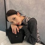 Mina Myoui Instagram – 2つのシルエットに変化するFENDI Origami  新しくてとても素敵です🖤

@fendi 
#FendiFW23 #PR #japan