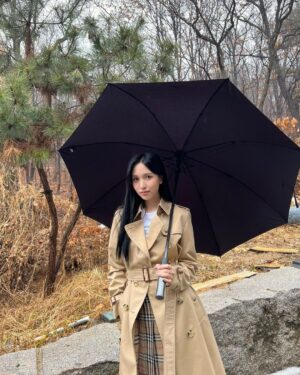 Mina Myoui Instagram - @burberry 

#AD
#BurberryTrench
#JAPAN