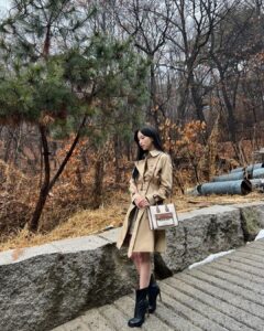 Mina Myoui Instagram - @burberry #AD #BurberryTrench #JAPAN