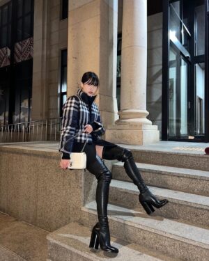 Mina Myoui Instagram - @burberry 
#AD #BURBERRYOUTERWEAR #JAPAN