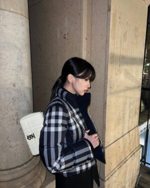 Mina Myoui Instagram - @burberry 
#AD #BURBERRYOUTERWEAR #JAPAN