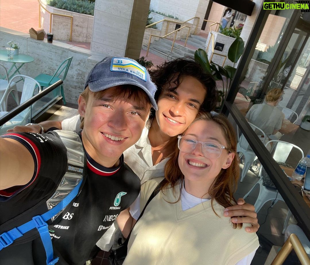 Mina Sundwall Instagram - hey i know them