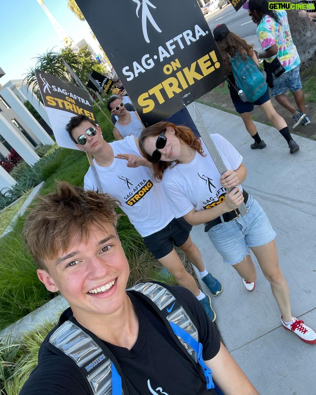 Mina Sundwall Instagram - robinsons stick together :) #sagaftrastrong 🪧🚀