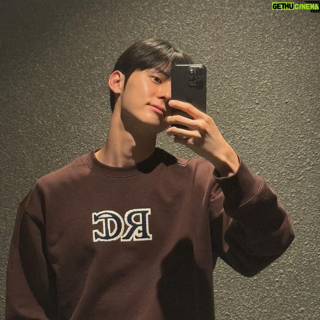 Minhyun - 1.1 Million Likes - 💪🏻