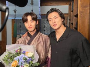 Minhyun Instagram - 함께 할 수 있어서 행복했습니다.
평생 잊지 못할 여섯 계절을 선물해 준 환혼, 그리고 환혼팀 감사합니다👍🏻