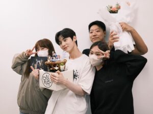 Minhyun Instagram - 함께 할 수 있어서 행복했습니다.
평생 잊지 못할 여섯 계절을 선물해 준 환혼, 그리고 환혼팀 감사합니다👍🏻