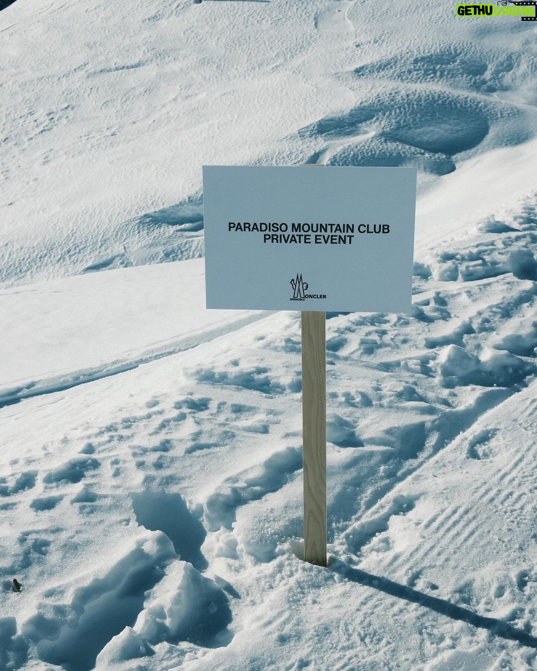 Minhyun Instagram - 🇨🇭❄️⛷️🏂 @moncler #monclergrenoble St.Moritz,Switzerland.