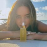 Miranda Kerr Instagram - Dreaming of a holiday ✨ ✨✨ I’m so excited our @koraorganics seasonal sets launch today - featuring some of our best sellers to keep you rejuvenated and glowing this holiday season 💖