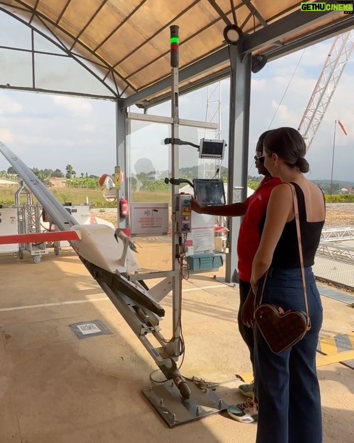 Miranda Kerr Instagram - Evan and I had the opportunity to visit the @zipline_rwanda distribution center. They are using technology to help advance the healthcare system in Rwanda and their autonomous drones send emergency packages as well as essential supplies. It was so great to visit the team and see their amazing work 🙏💖