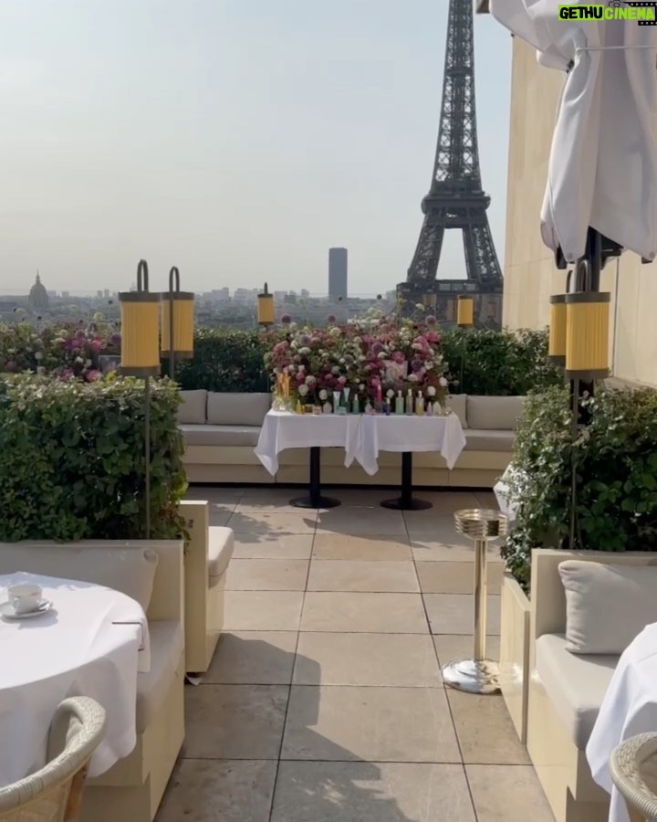 Miranda Kerr Instagram - A beautiful morning in Paris celebrating @koraorganics and our Plant Stem Cell Retinol Alternative Serum, available online at @sephorafrance July 3rd ✨❤️🇫🇷 Girafe Paris Restaurant