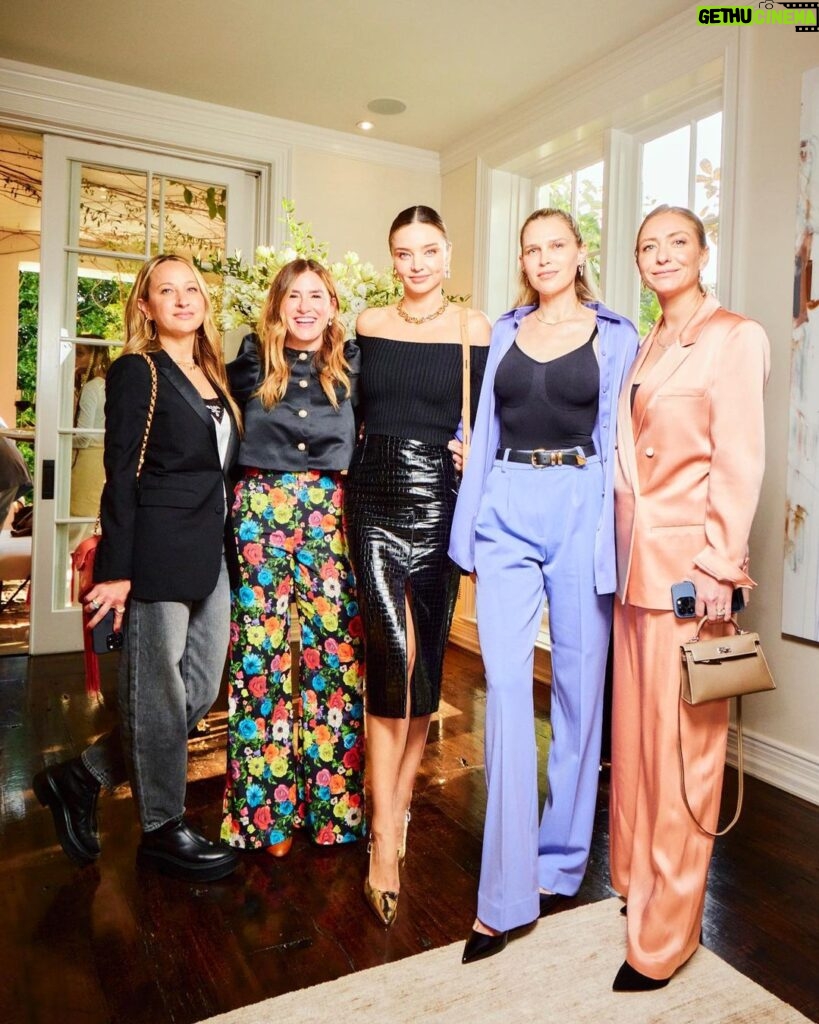 Miranda Kerr Instagram - A wonderful evening hosted by @getsafely cofounders @krisjenner and @emmagrede. Such an amazing opportunity to connect with other female entrepreneurs and support businesses focused on plant-powered products ✨🌱💕