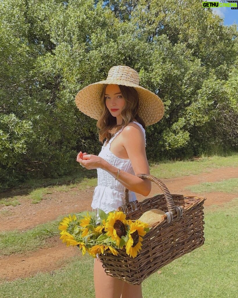 Miranda Kerr Instagram - Look what I found on our Easter egg search 🌻🐰🍊🦘 Happy Easter everyone 💕🌈💕