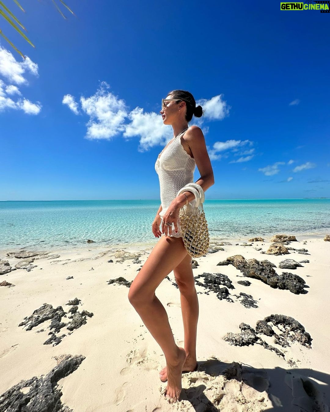 Miranda Kerr Instagram - Sunshine + salt water ☀️🤍🌊