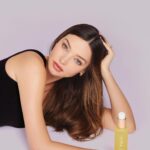 Miranda Kerr Instagram – It’s finally here!! I’m so excited to announce my limited edition kit featuring my two pregnancy essentials: @bumpsuit & @koraorganics 🖤