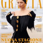 Miranda Kerr Instagram - Miranda Kerr è la star di copertina di Grazia, in edicola e app da oggi. Per Grazia posa sulla spiaggia di Malibu, a Los Angeles, e l’oceano fa da sfondo alla sua bellezza ipnotica. Kerr è cresciuta in una fattoria australiana dove dai nonni ha imparato a cucinare ciò che coltivavano nel loro orto. A soli 13 anni ha debuttato nel mondo della moda e da allora ha calcato le passerelle più importanti. Oggi è un’imprenditrice che ha fondato il suo marchio di skincare biologico certificato @KoraOrganics e scrive libri per aiutare le adolescenti a realizzare i propri sogni. Ha annunciato di aspettare il quarto figlio e a Grazia dice: «È una benedizione essere di nuovo incinta. La famiglia intera è emozionantissima all’idea di accogliere un altro maschietto». Nell’intervista racconta quanto si senta responsabile del futuro in cui cresceranno i suoi bambini e ringrazia le donne della sua famiglia da cui ha ereditato la forza di non arrendersi mai e a “lasciare risplendere la luce”. Miranda Kerr is @grazia_it cover star on this week’s issue available on newsstands and app. For Grazia she poses on the Malibu beach in Los Angeles with the ocean as a background to her hypnotic beauty. Kerr grew up on an Australian farm where she learned from her grandparents to cook what they were growing in their organic vegetable garden. At 13 she first debuted in fashion and since then she walked the most important runways in the world. Today she is an entrepreneur and founded her own certified organic skincare brand @KoraOrganics and is an author of books to help teenagers to reach for their dreams. She announced on social media that she is pregnant with her fourth child: «It’s a blessing to be pregnant again. The whole family is very excited to be welcoming another baby boy». In the interview she says how responsible she feels for her kids’ future and she thanks the women in her life from whom she inherited the strength to never give up and “let her little light shine”. Intervista @fedi_volpe Foto @veronicasams Stylist @orettac Hair @ericka_verrett Makeup @hollysilius Props @lennadanielle_ Cinematographer @rchann Producer @alejandramunozg Assistente Stylist @jesuisallegra_