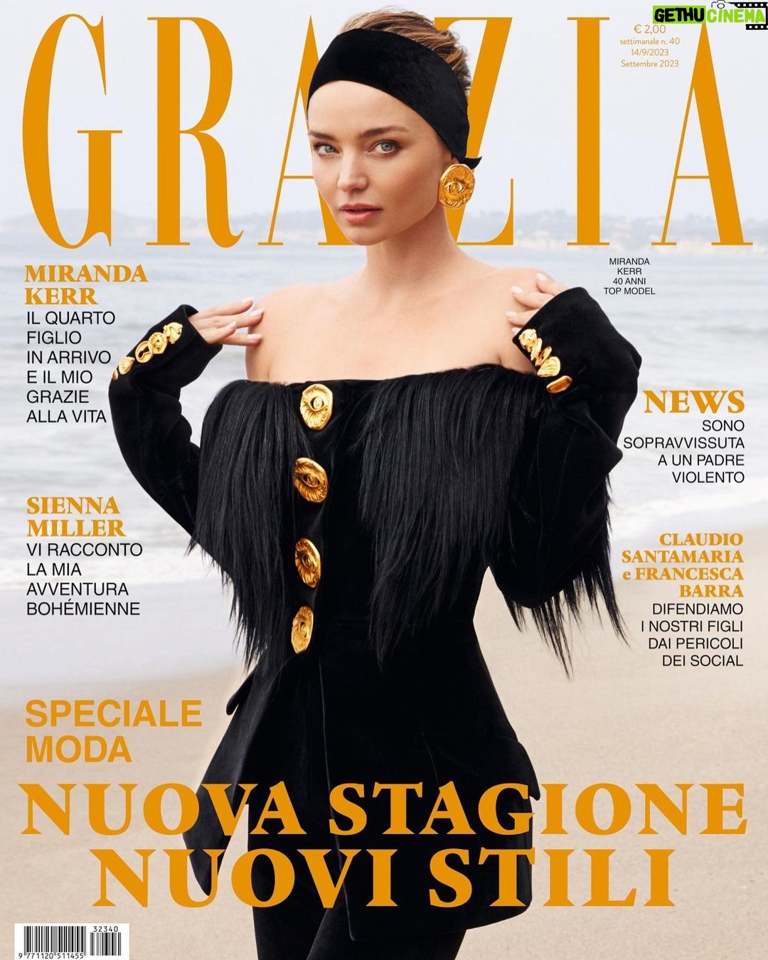 Miranda Kerr Instagram - Miranda Kerr è la star di copertina di Grazia, in edicola e app da oggi. Per Grazia posa sulla spiaggia di Malibu, a Los Angeles, e l’oceano fa da sfondo alla sua bellezza ipnotica. Kerr è cresciuta in una fattoria australiana dove dai nonni ha imparato a cucinare ciò che coltivavano nel loro orto. A soli 13 anni ha debuttato nel mondo della moda e da allora ha calcato le passerelle più importanti. Oggi è un’imprenditrice che ha fondato il suo marchio di skincare biologico certificato @KoraOrganics e scrive libri per aiutare le adolescenti a realizzare i propri sogni. Ha annunciato di aspettare il quarto figlio e a Grazia dice: «È una benedizione essere di nuovo incinta. La famiglia intera è emozionantissima all’idea di accogliere un altro maschietto». Nell’intervista racconta quanto si senta responsabile del futuro in cui cresceranno i suoi bambini e ringrazia le donne della sua famiglia da cui ha ereditato la forza di non arrendersi mai e a “lasciare risplendere la luce”. Miranda Kerr is @grazia_it cover star on this week’s issue available on newsstands and app. For Grazia she poses on the Malibu beach in Los Angeles with the ocean as a background to her hypnotic beauty. Kerr grew up on an Australian farm where she learned from her grandparents to cook what they were growing in their organic vegetable garden. At 13 she first debuted in fashion and since then she walked the most important runways in the world. Today she is an entrepreneur and founded her own certified organic skincare brand @KoraOrganics and is an author of books to help teenagers to reach for their dreams. She announced on social media that she is pregnant with her fourth child: «It’s a blessing to be pregnant again. The whole family is very excited to be welcoming another baby boy». In the interview she says how responsible she feels for her kids’ future and she thanks the women in her life from whom she inherited the strength to never give up and “let her little light shine”. Intervista @fedi_volpe Foto @veronicasams Stylist @orettac Hair @ericka_verrett Makeup @hollysilius Props @lennadanielle_ Cinematographer @rchann Producer @alejandramunozg Assistente Stylist @jesuisallegra_