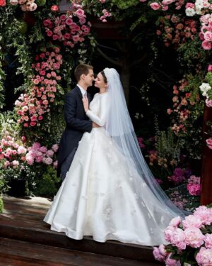 Miranda Kerr Instagram - I’ve officially entered my 40th year around the sun and my heart is so full!! ☀️ 

Sending heartfelt gratitude to everyone who has shared this journey with me so far… 🕺 

My wonderful husband and three boys, my family and friends (you all know who you are), thank you for every moment we’ve spent together and for your continuous love and support ✨🌙 ✨

Happiness is in moments shared. Thank you for enjoying the magic of life with me.🔮 

Sending you all the love from my heart to yours 💕Here’s to continuing to embrace each and every day wholeheartedly!

❤️🌻🌈🦄🪩🙌🎂💃🦋🤗🧜‍♀️💋
