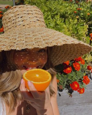 Miranda Kerr Instagram - Look what I found on our Easter egg search 🌻🐰🍊🦘 Happy Easter everyone 💕🌈💕