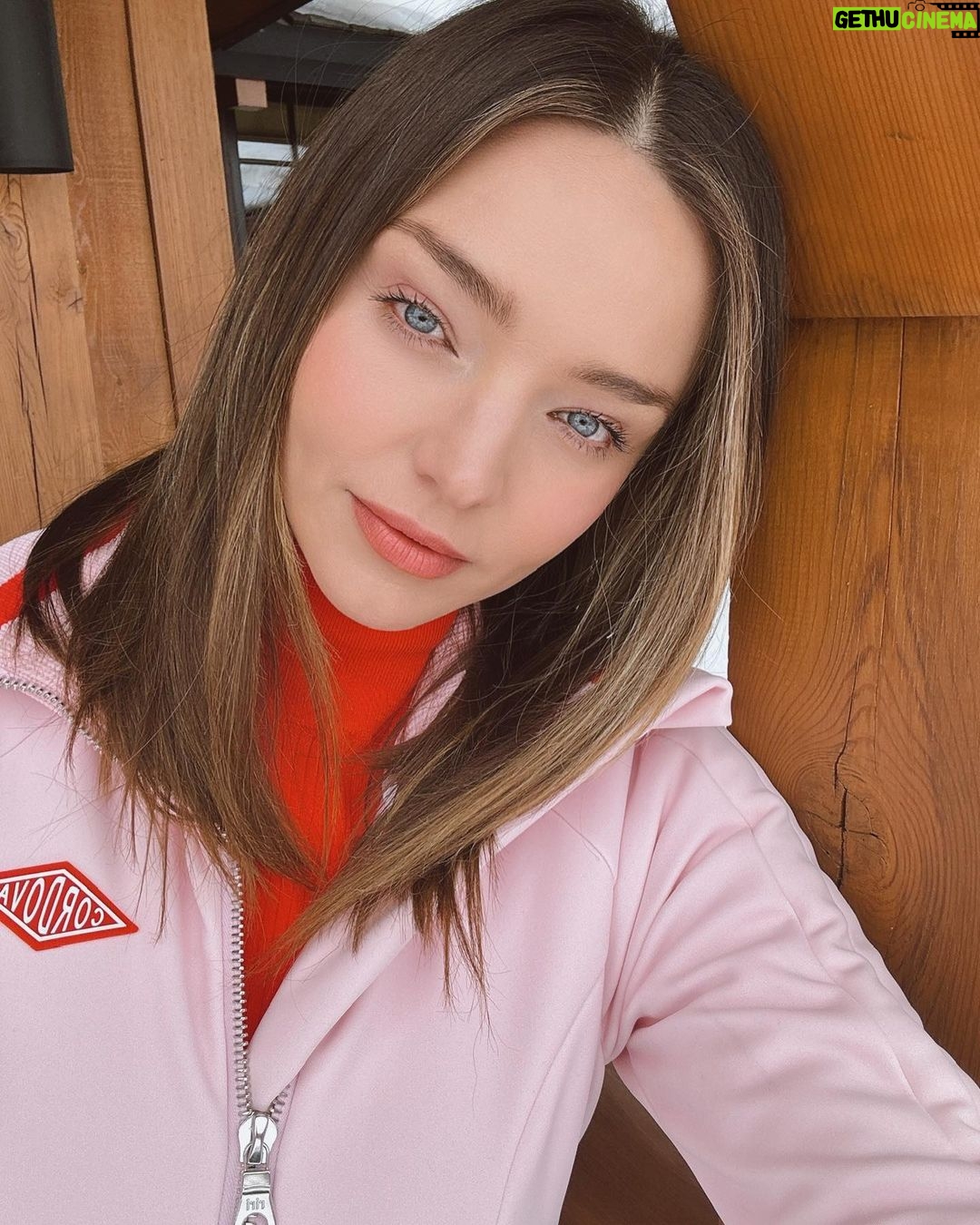 Miranda Kerr Instagram - Here for the après-ski ❤️