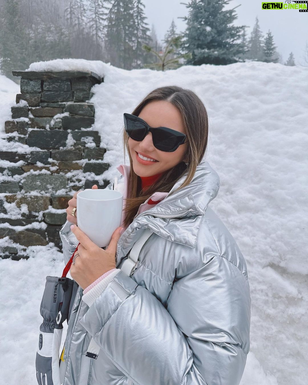 Miranda Kerr Instagram - Here for the après-ski ❤️