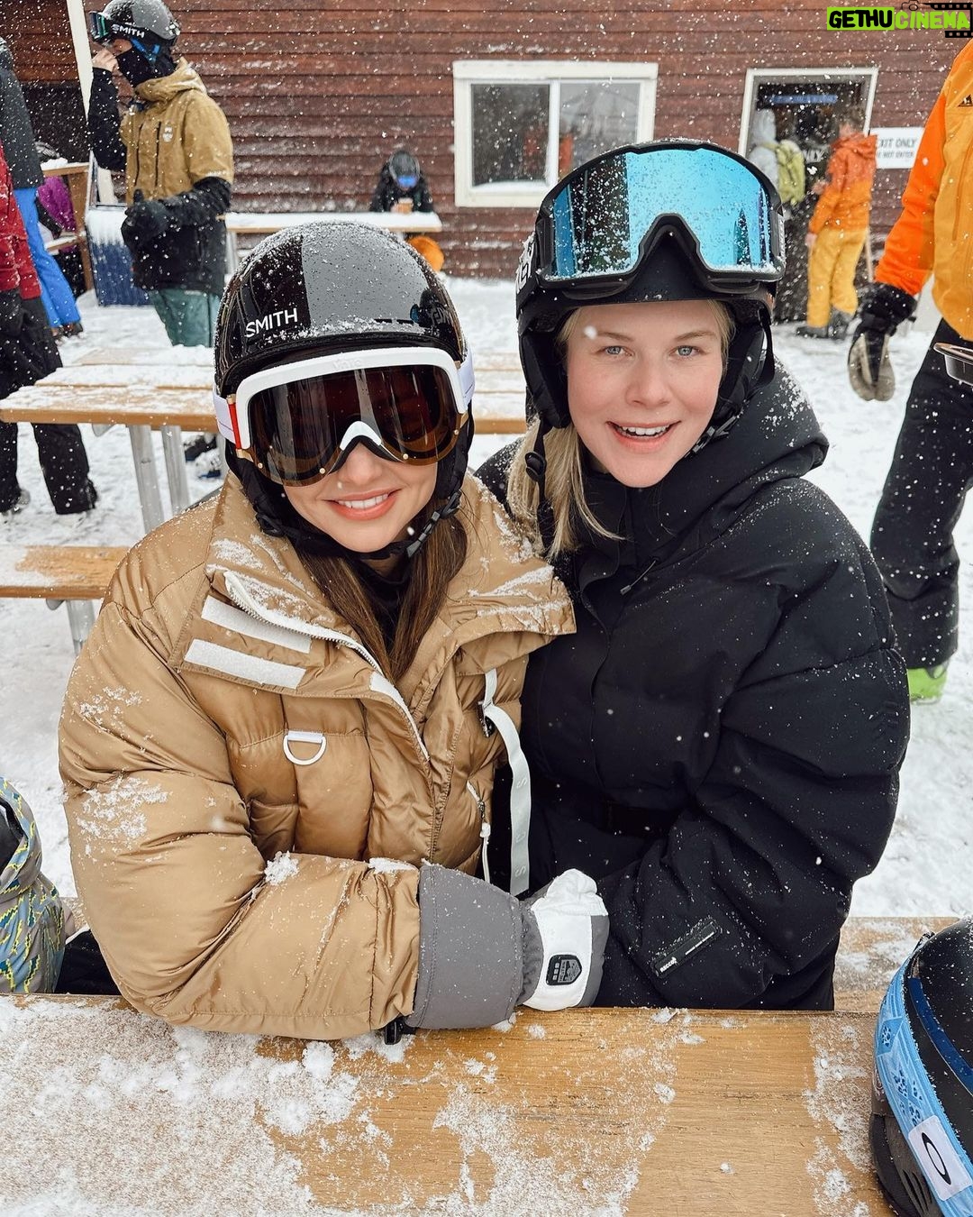 Miranda Kerr Instagram - See you on the slopes ⛷
