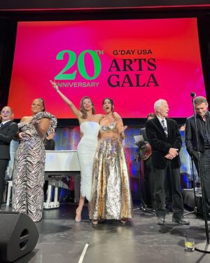 Miranda Kerr Instagram - Such an honour to be recognized by the @_aaausa for excellence in the arts. Last night’s @gdayusa event was so much fun celebrating the strong partnership between the US and Australia. A huge congratulations to my fellow honourees @thekidlaroi and Sam Worthington. And a big thank you to @katyperry for her kind and heartfelt words 🇦🇺❤️🥰