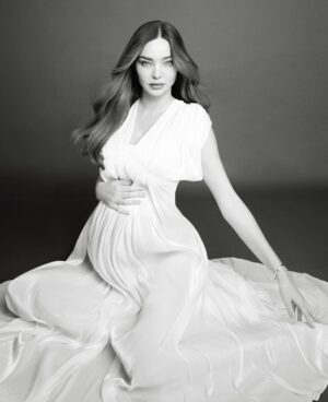 Miranda Kerr Instagram - Thank you @vanityfairitalia ❤️

Shot by @veronicasams 
Styled by @orettac 
Hair & make up by @alyxliu 
Interviewed by @simonasiri