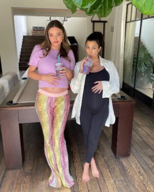 Miranda Kerr Instagram - 3 days and 11 smoothies later 💜🌈🤰🏻

Thank you to my wonderful friends who helped celebrate the launch of @koraorganics Plant Stem Cell Retinol Alternative Moisturizer and KORA Glow @erewhonmarket smoothie!