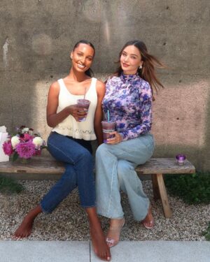 Miranda Kerr Instagram - 3 days and 11 smoothies later 💜🌈🤰🏻

Thank you to my wonderful friends who helped celebrate the launch of @koraorganics Plant Stem Cell Retinol Alternative Moisturizer and KORA Glow @erewhonmarket smoothie!