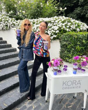 Miranda Kerr Instagram - 3 days and 11 smoothies later 💜🌈🤰🏻

Thank you to my wonderful friends who helped celebrate the launch of @koraorganics Plant Stem Cell Retinol Alternative Moisturizer and KORA Glow @erewhonmarket smoothie!